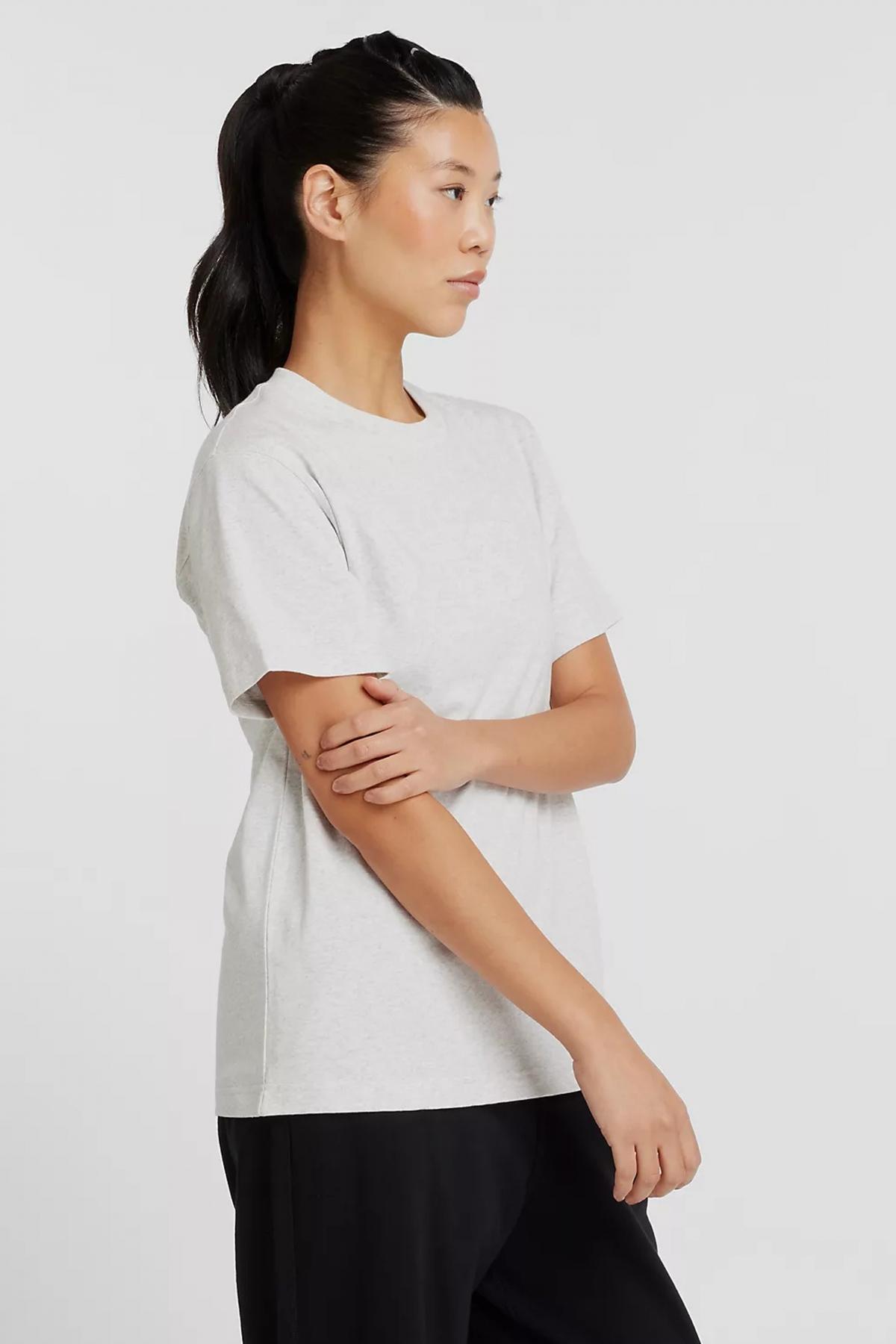 NEW BALANCE EMBOSSED LOGO JERSEY T-SHIR en color GRIS  (2)