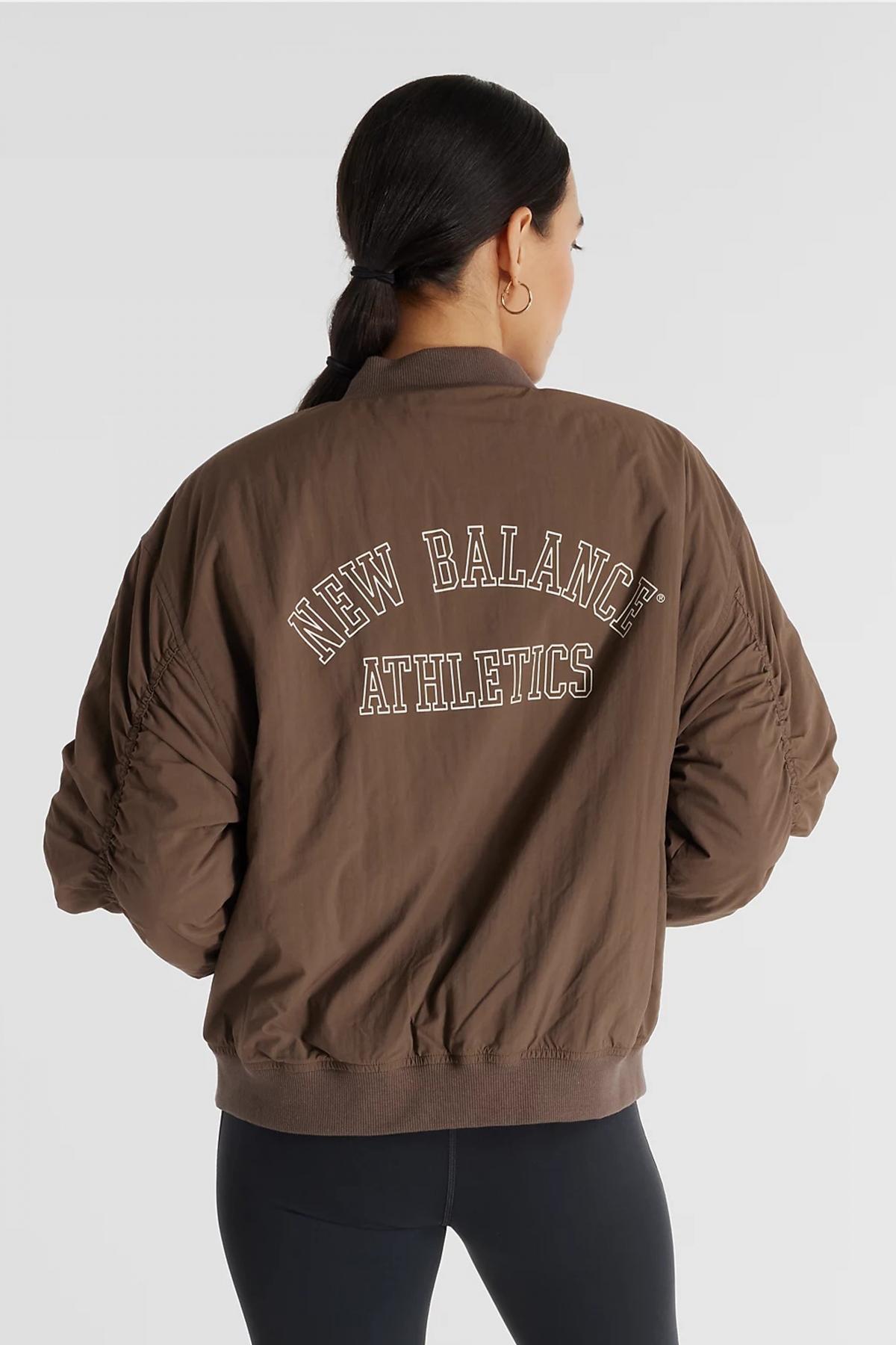 NEW BALANCE GRAPHIC WOVEN BOMBER JACKET en color MARRON  (2)