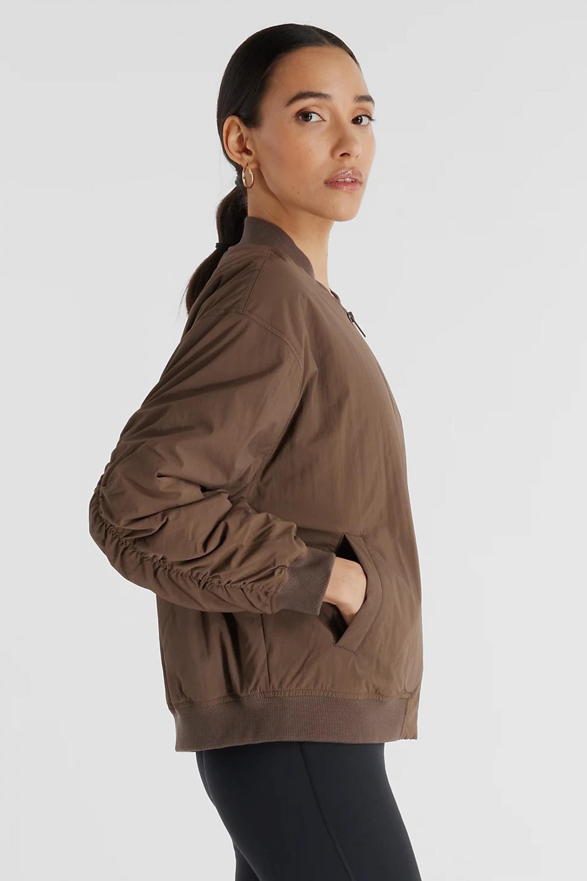 NEW BALANCE GRAPHIC WOVEN BOMBER JACKET en color MARRON  (3)