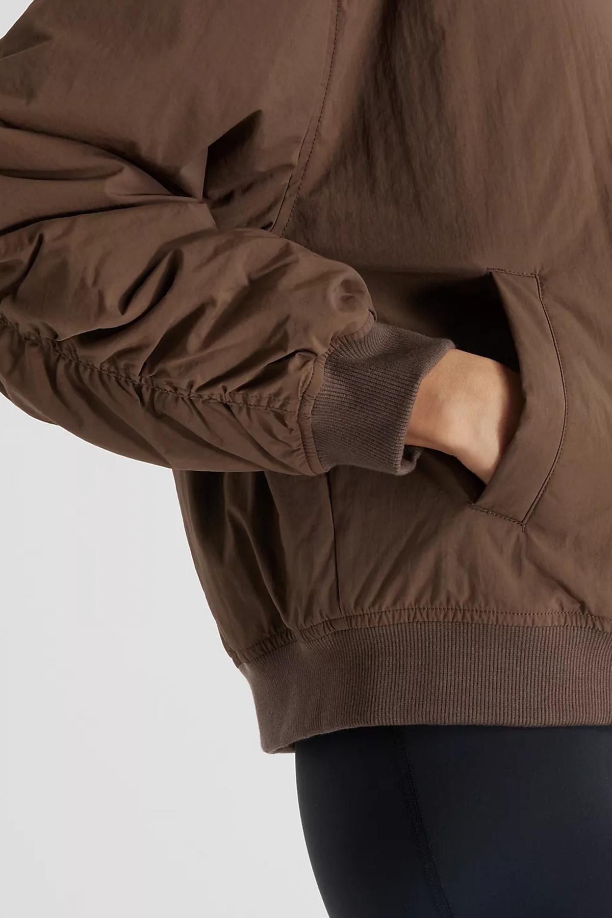 NEW BALANCE GRAPHIC WOVEN BOMBER JACKET en color MARRON  (4)