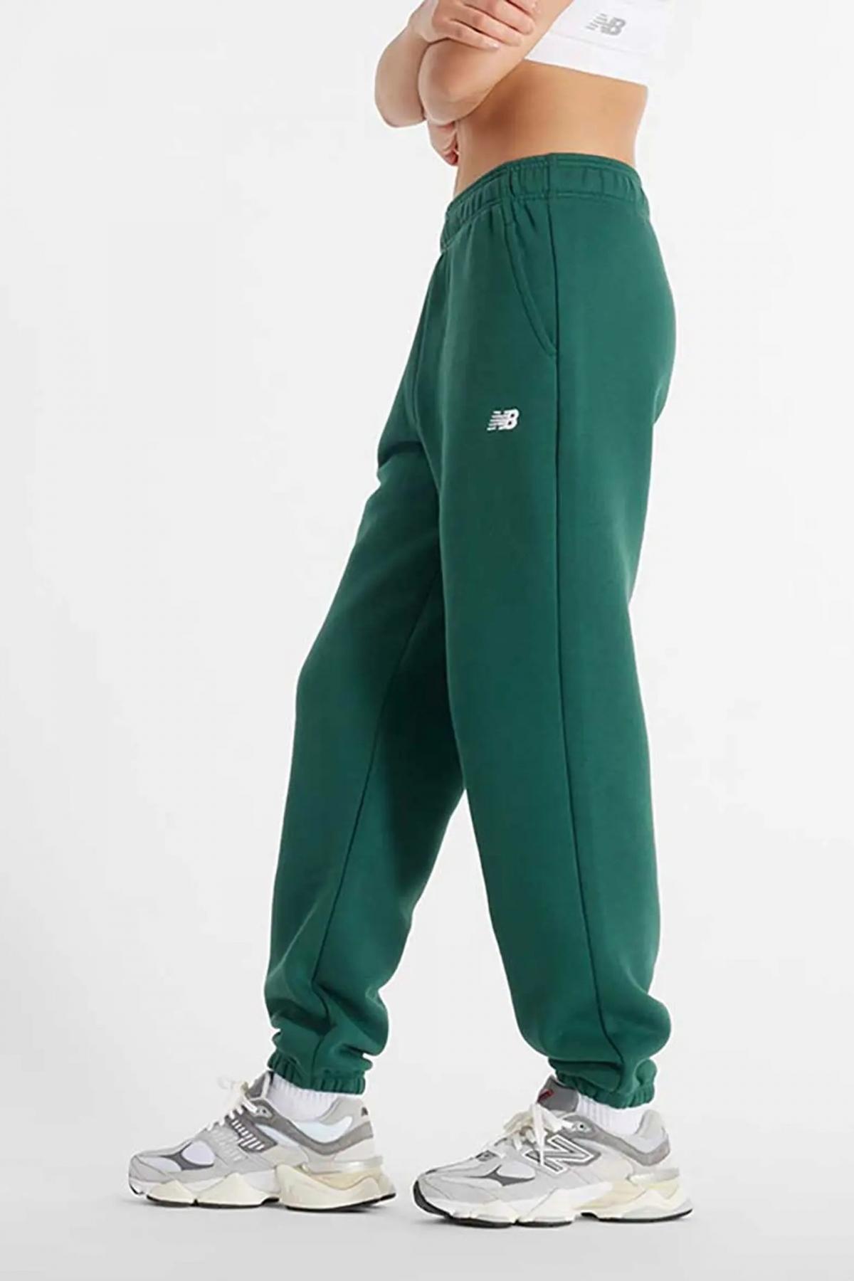 NEW BALANCE SPORT ESSENTIALS FLEECE JOG en color VERDE  (2)
