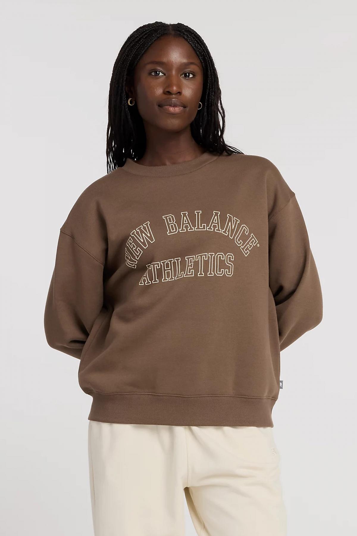NEW BALANCE GRAPHIC FLEECE CREW en color MARRON  (1)