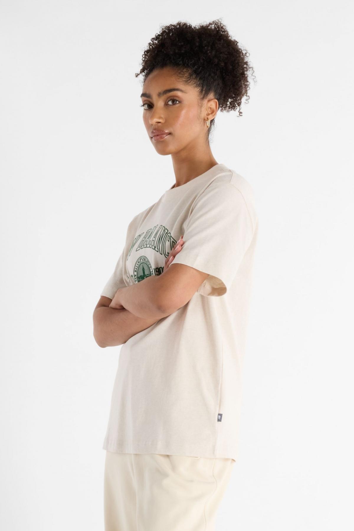 NEW BALANCE ATHLETICS OVERSIZED CREST T en color BLANCO  (2)