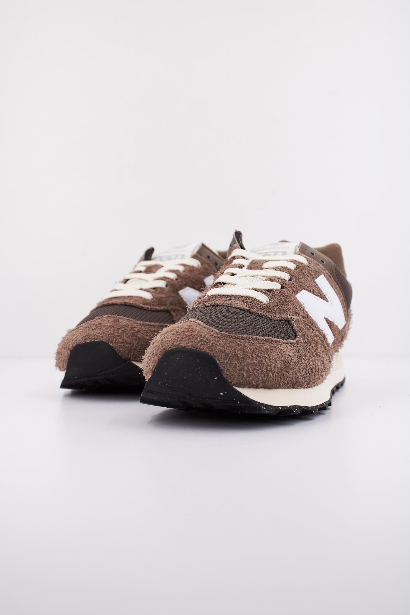 NEW BALANCE U en color MARRON  (2)