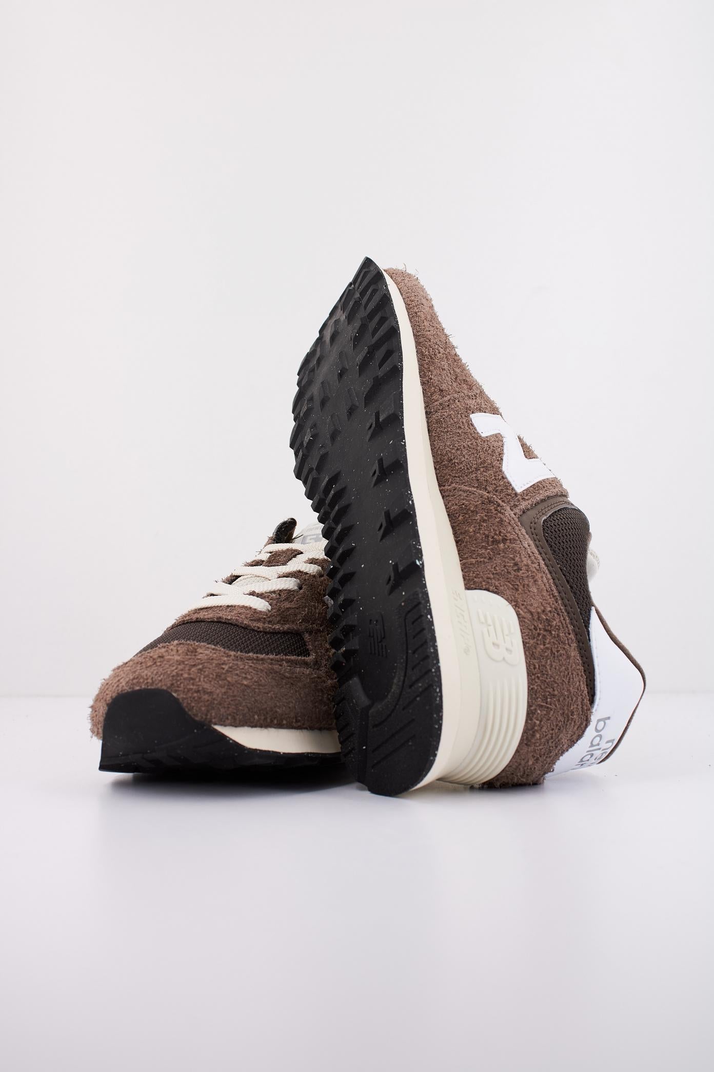 NEW BALANCE U en color MARRON  (5)