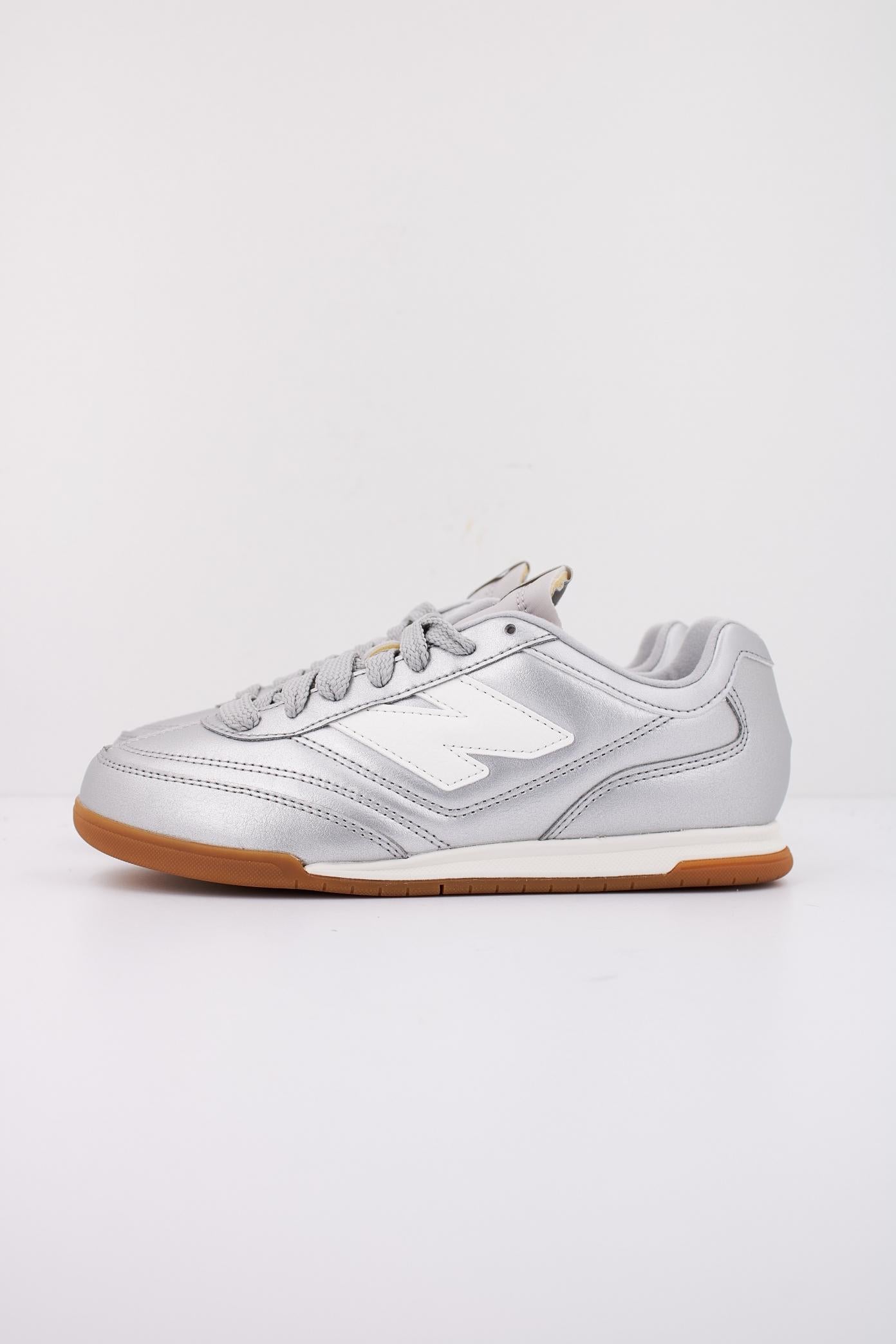 NEW BALANCE URC CA en color PLATA  (1)