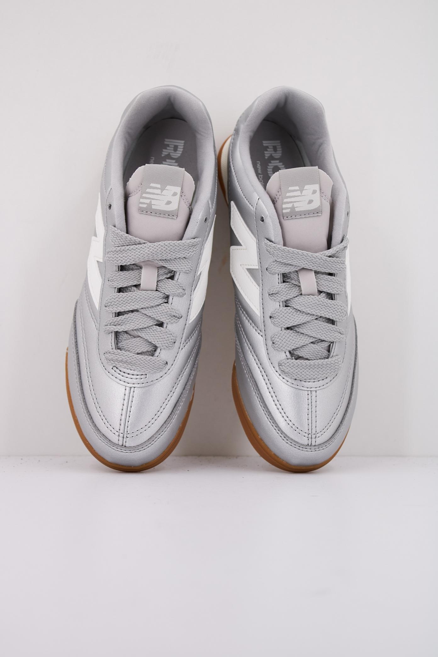 NEW BALANCE URC CA en color PLATA  (3)