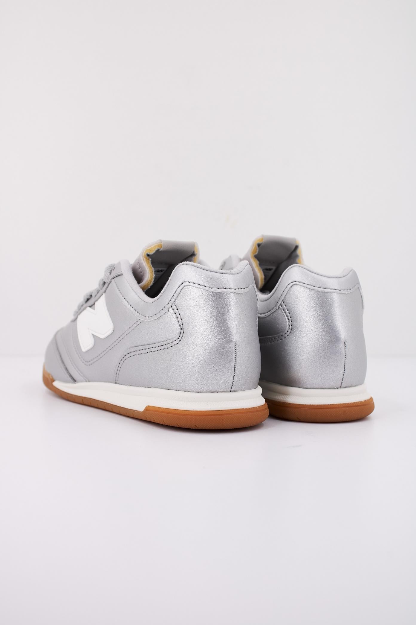 NEW BALANCE URC CA en color PLATA  (4)