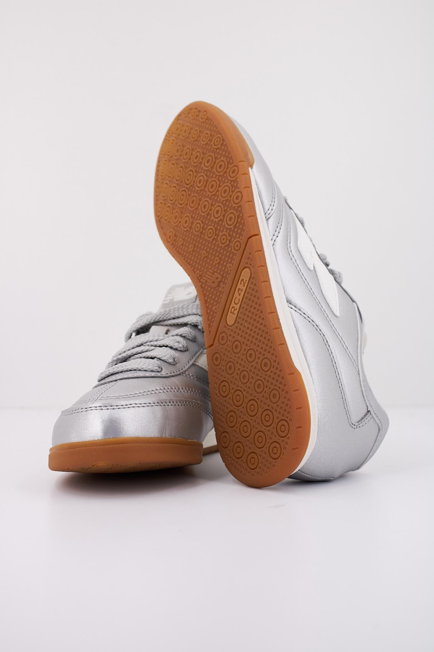 NEW BALANCE URC CA en color PLATA  (5)