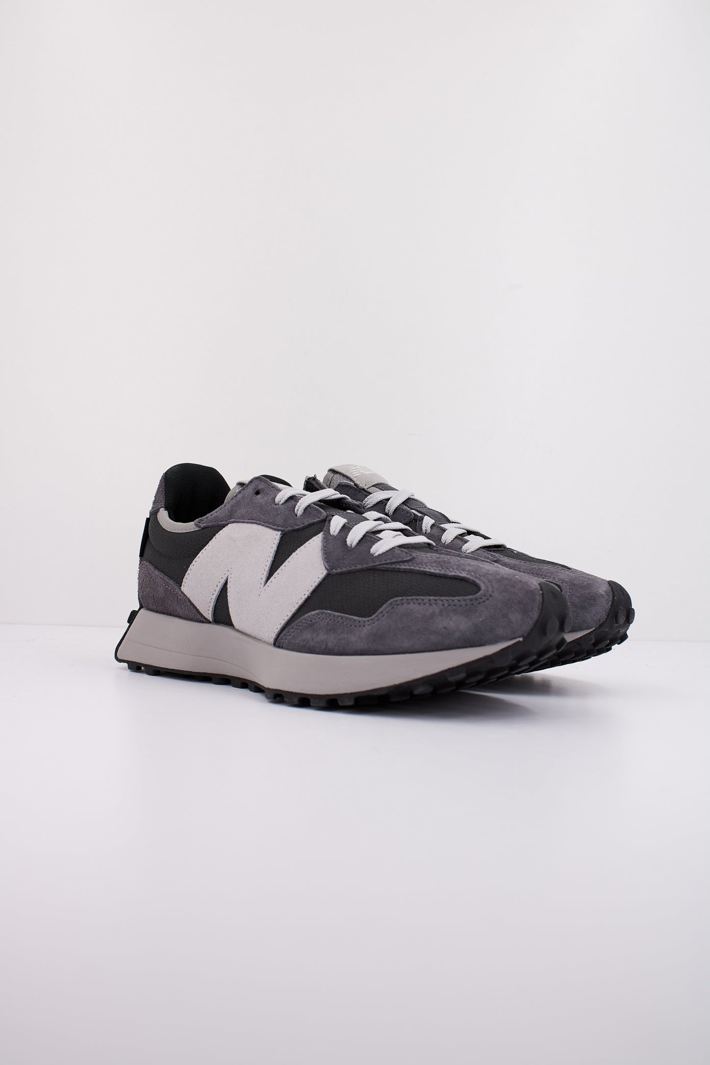 NEW BALANCE U  en color GRIS  (2)