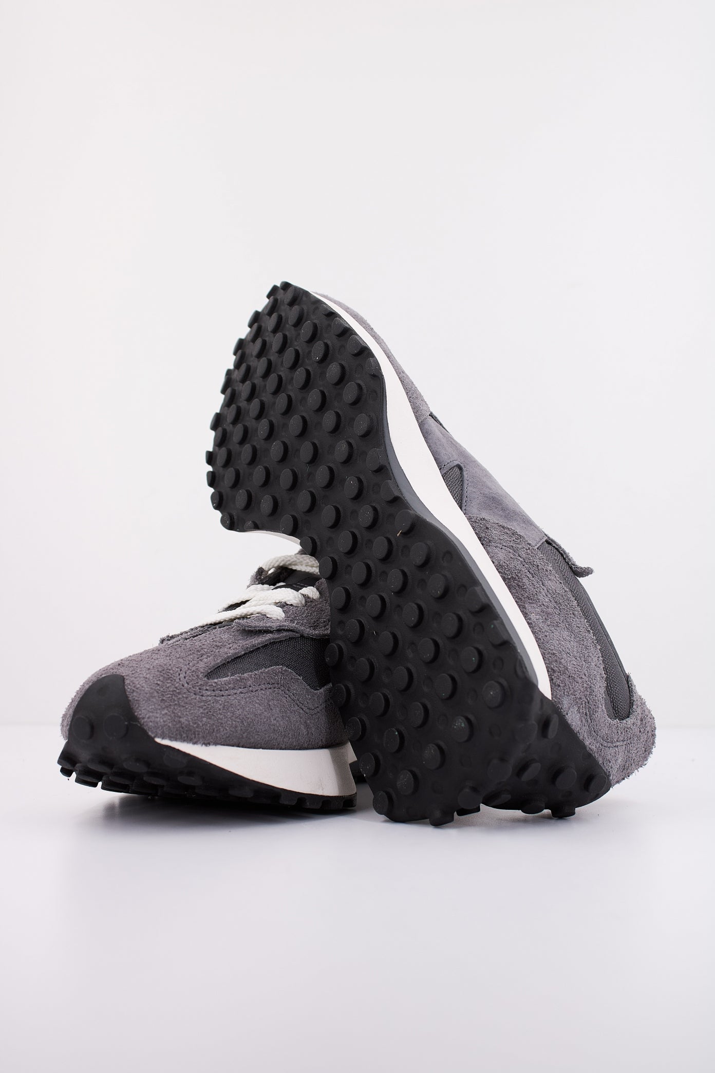 NEW BALANCE U WTG en color GRIS  (5)