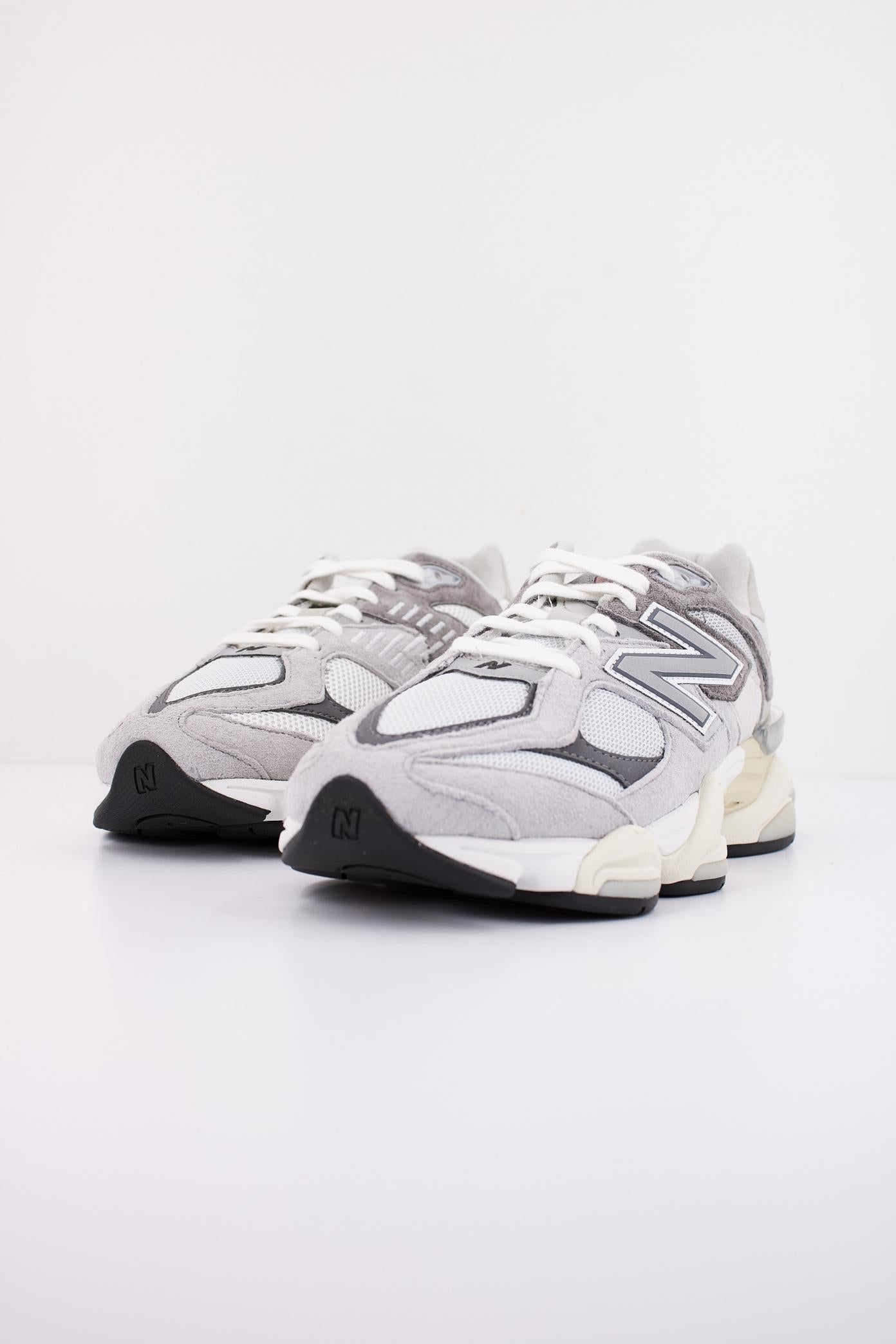 NEW BALANCE U  en color GRIS  (2)