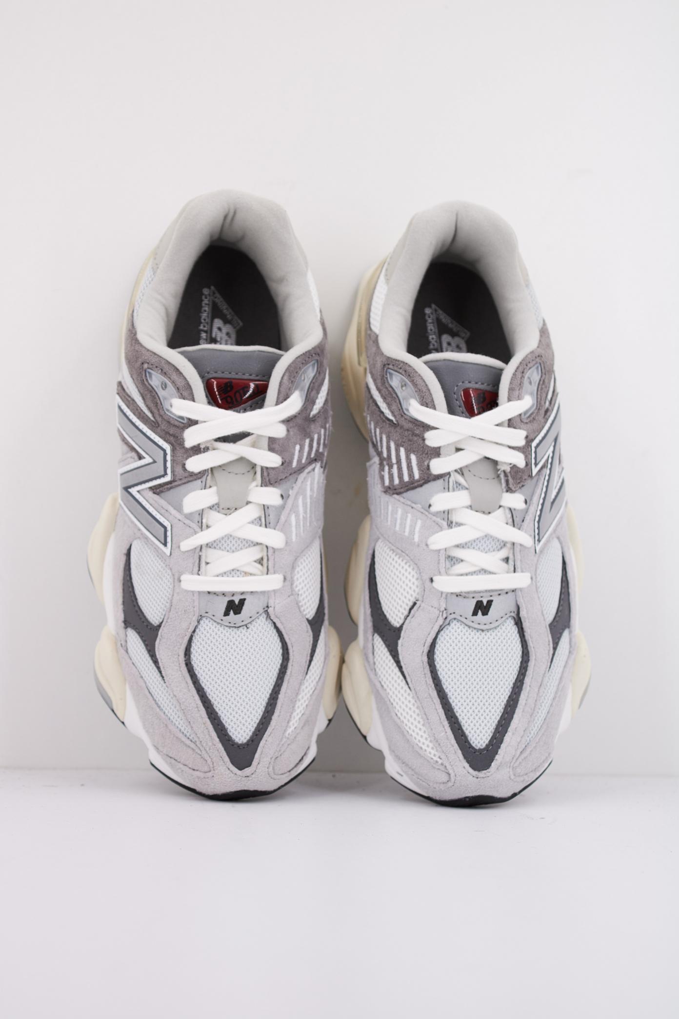 NEW BALANCE U  en color GRIS  (3)