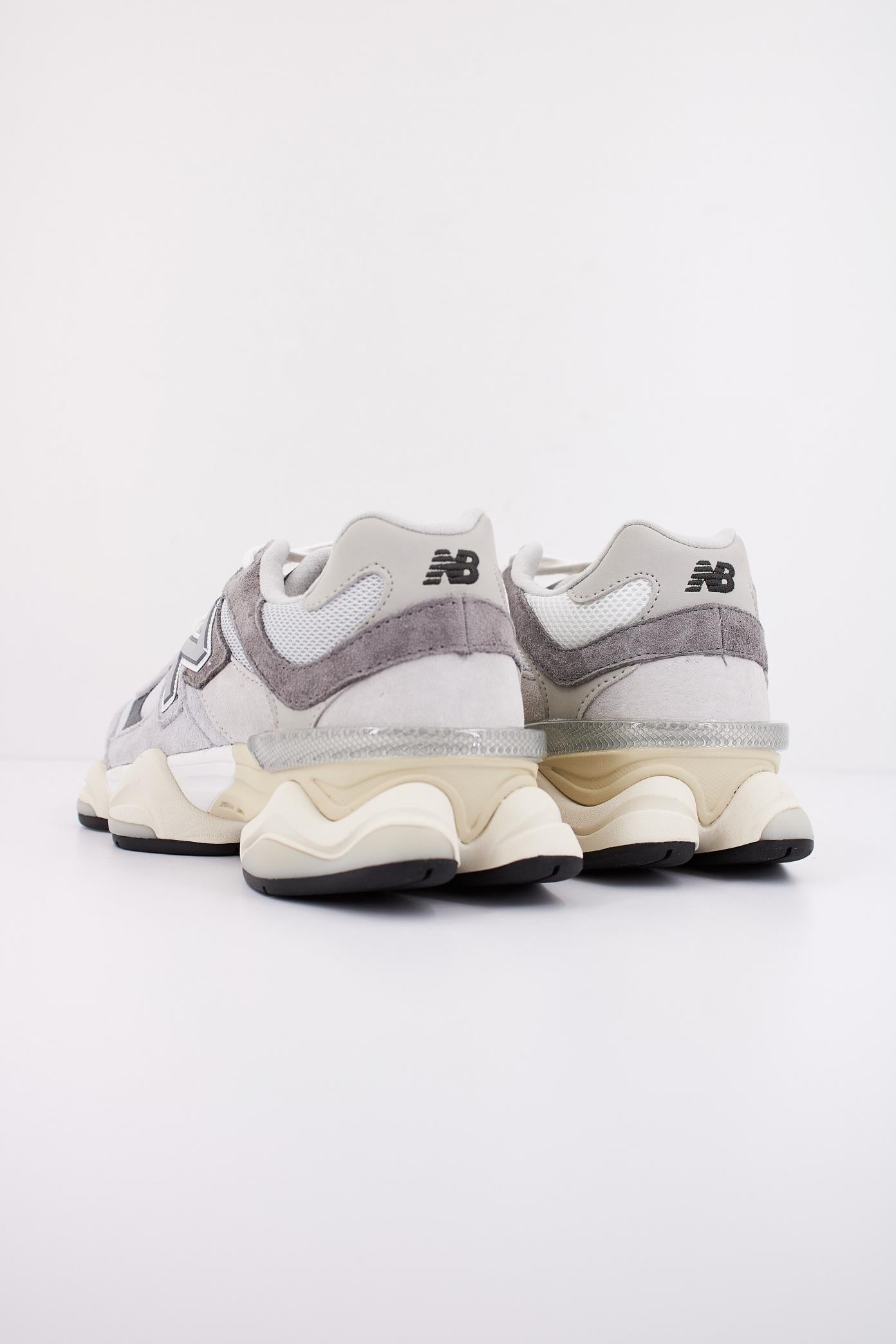 NEW BALANCE U  en color GRIS  (4)