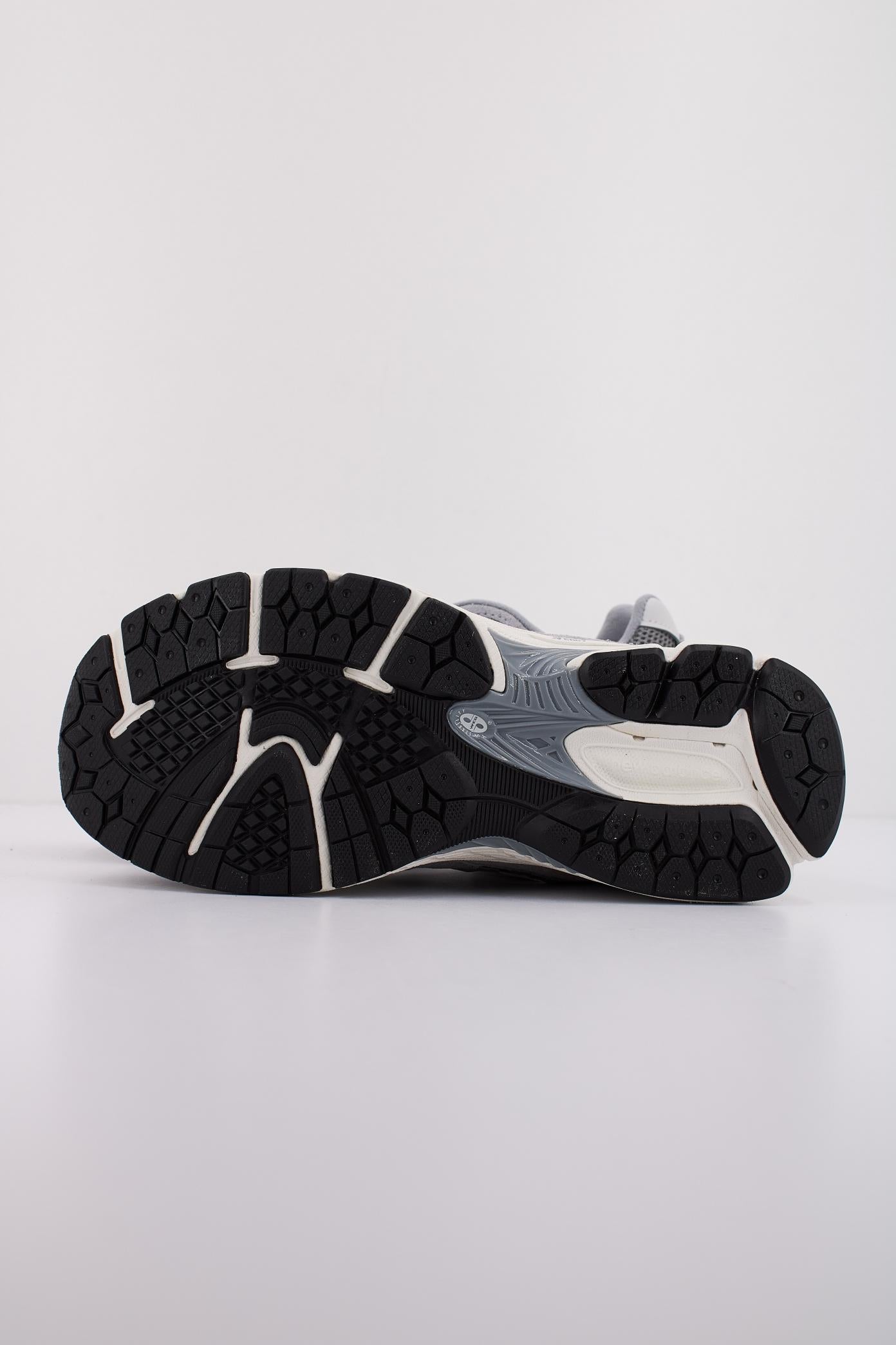 NEW BALANCE GC  en color GRIS  (5)