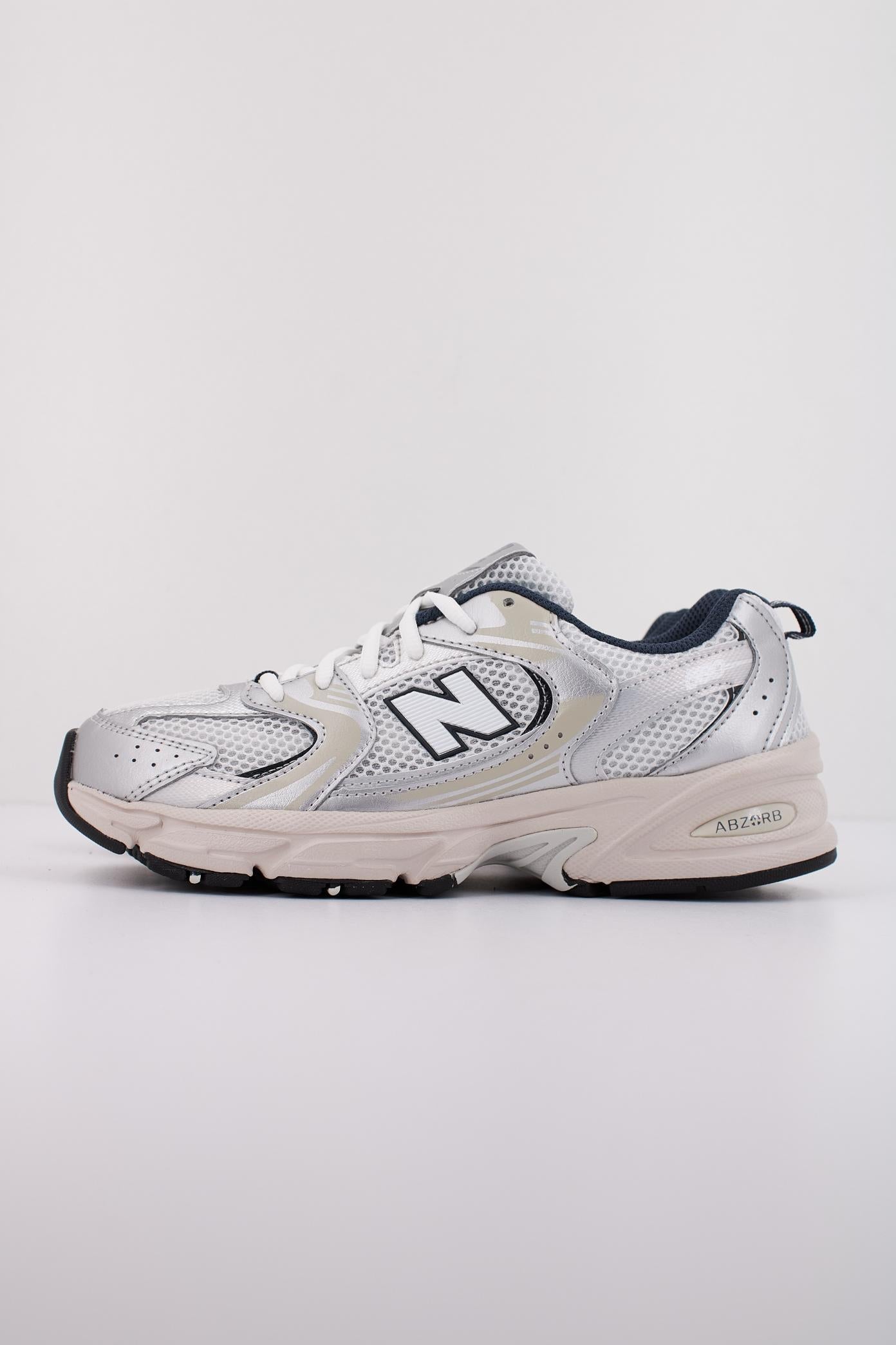 NEW BALANCE GR  en color PLATA  (1)