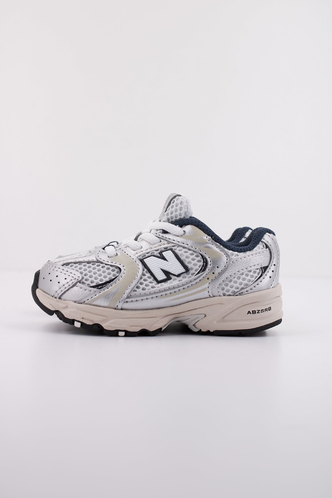 NEW BALANCE IZ KA KIDS en color PLATA  (1)