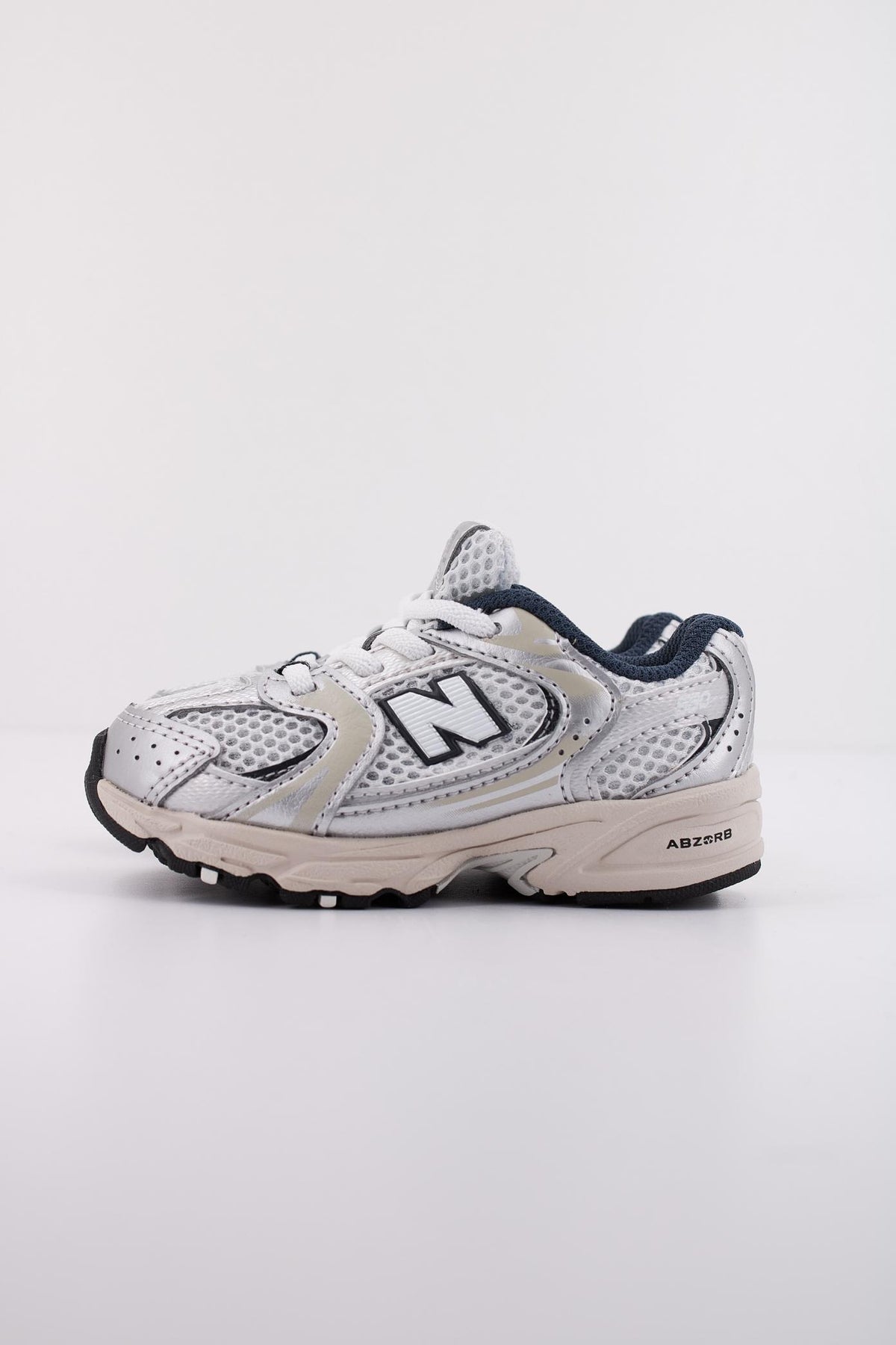 NEW BALANCE IZ KA KIDS en color PLATA  (1)