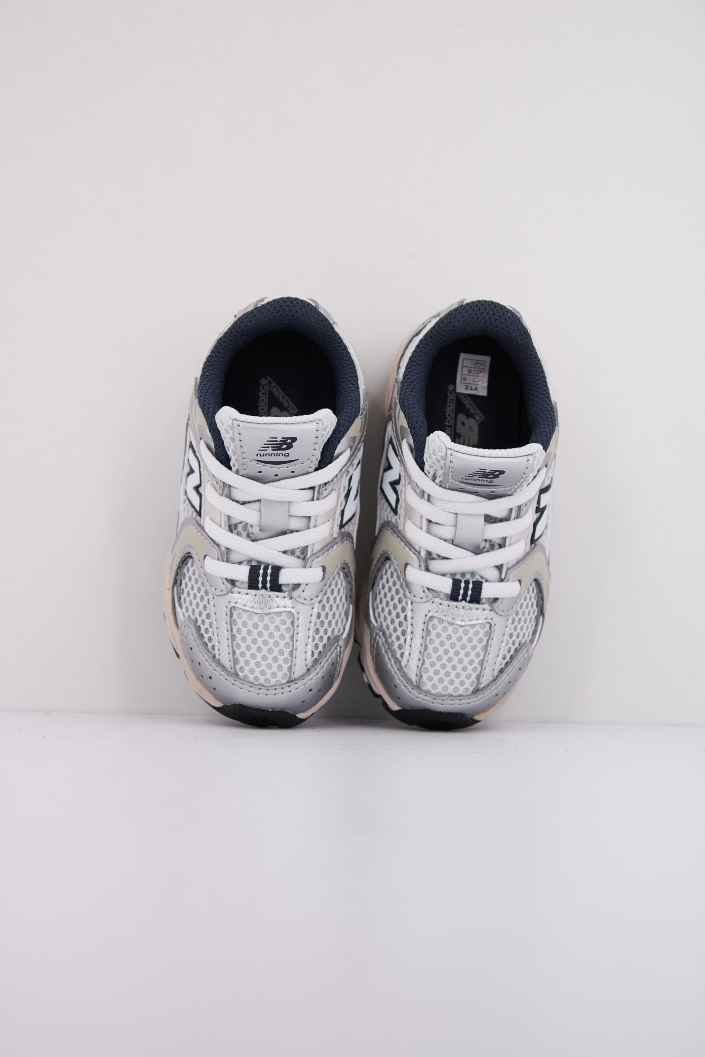 NEW BALANCE IZ KA KIDS en color PLATA  (3)