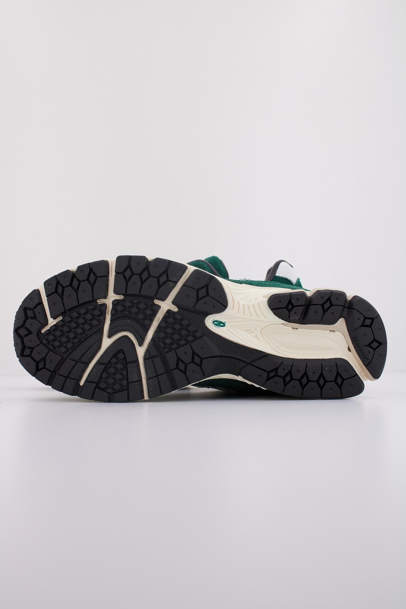 NEW BALANCE M  en color VERDE  (5)