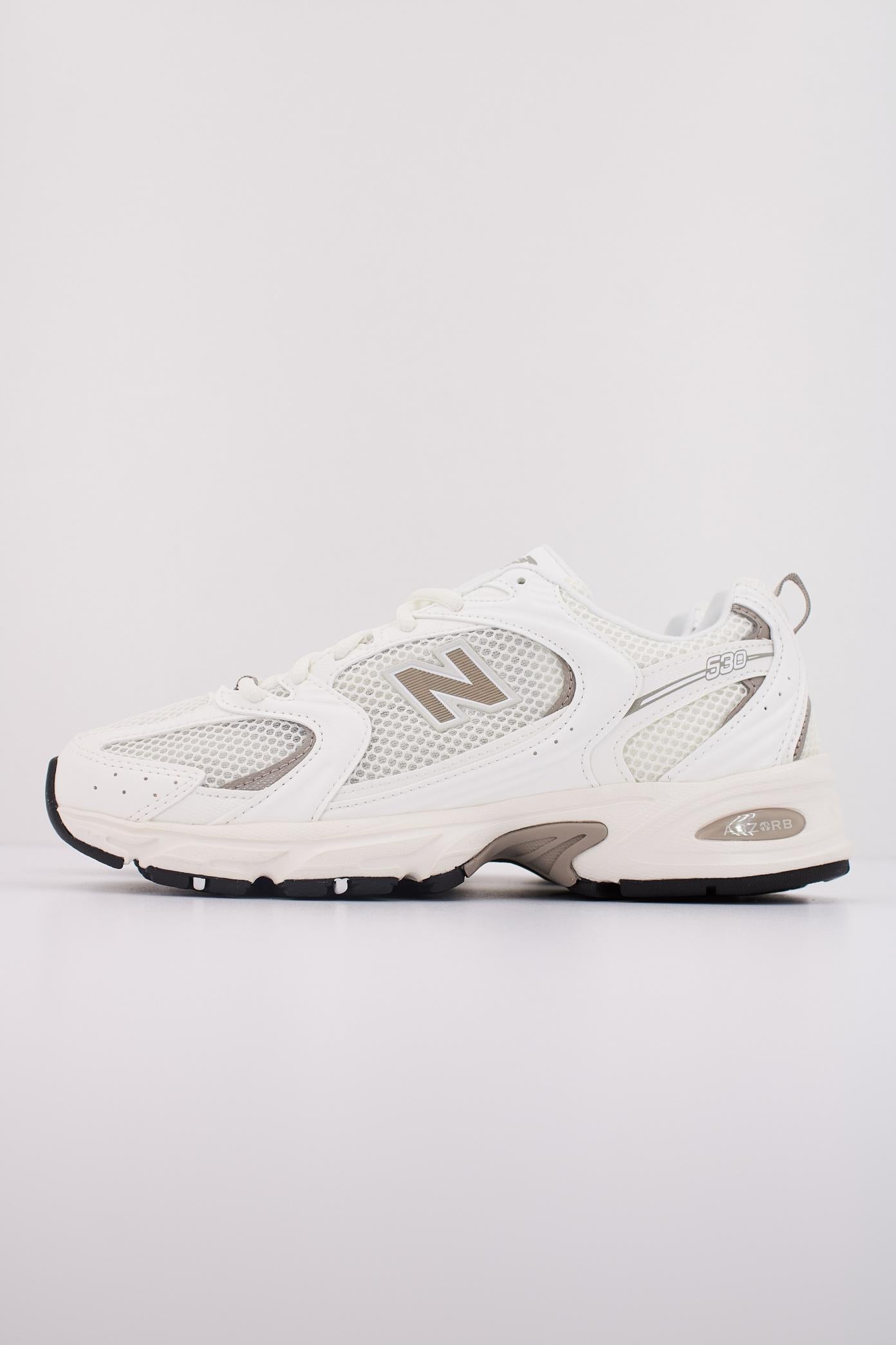 NEW BALANCE U  en color BLANCO  (1)