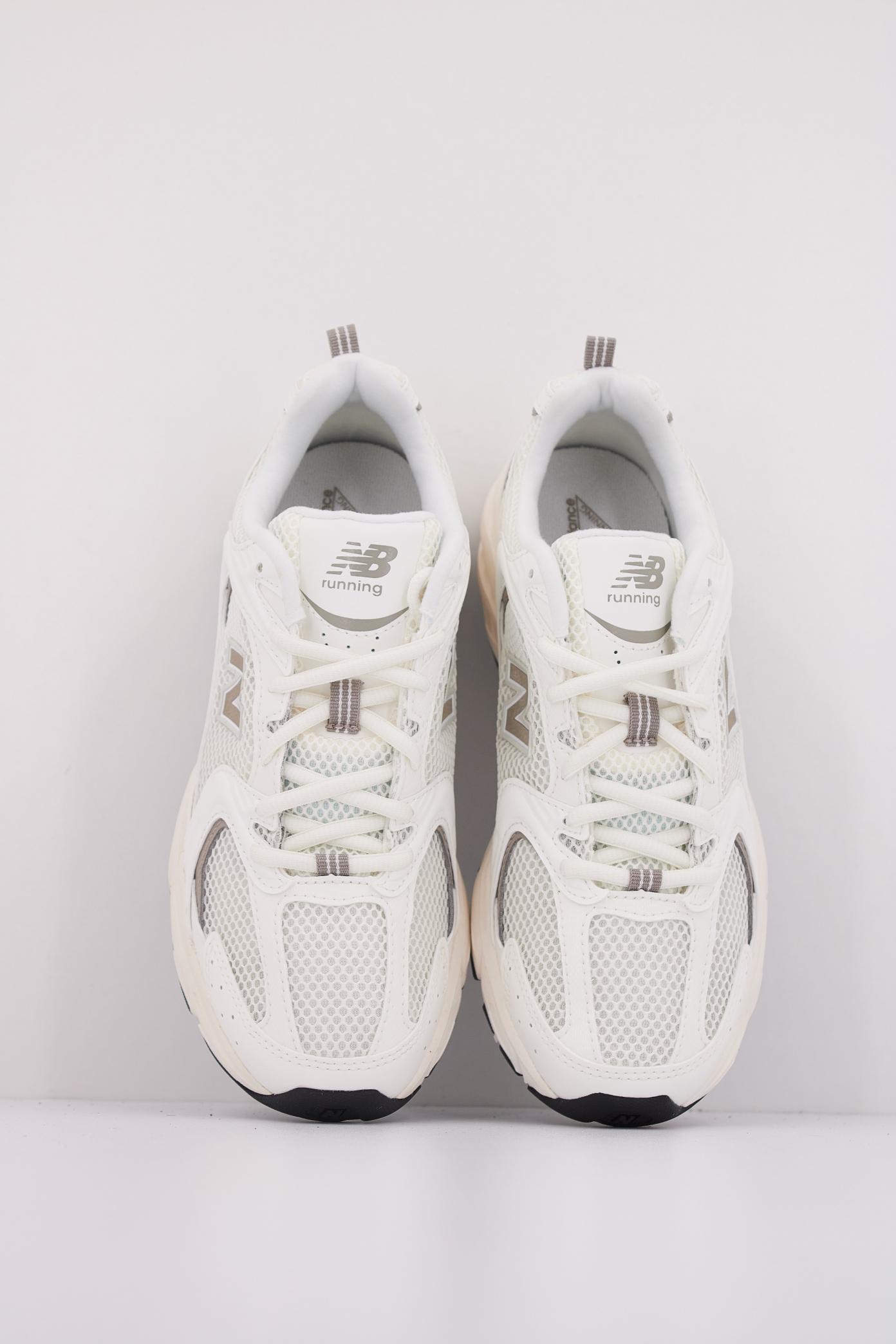 NEW BALANCE U  en color BLANCO  (3)