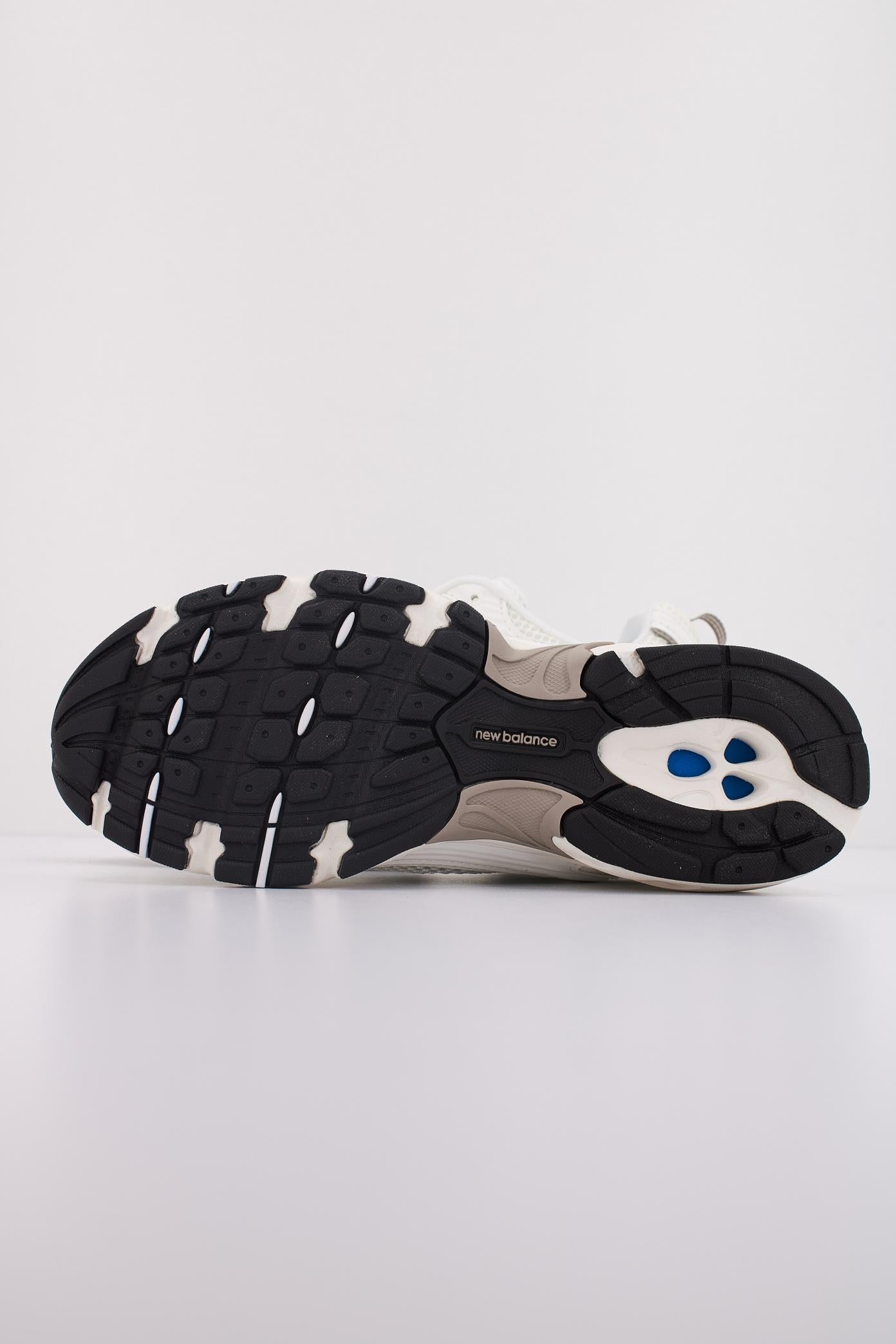 NEW BALANCE U  en color BLANCO  (5)