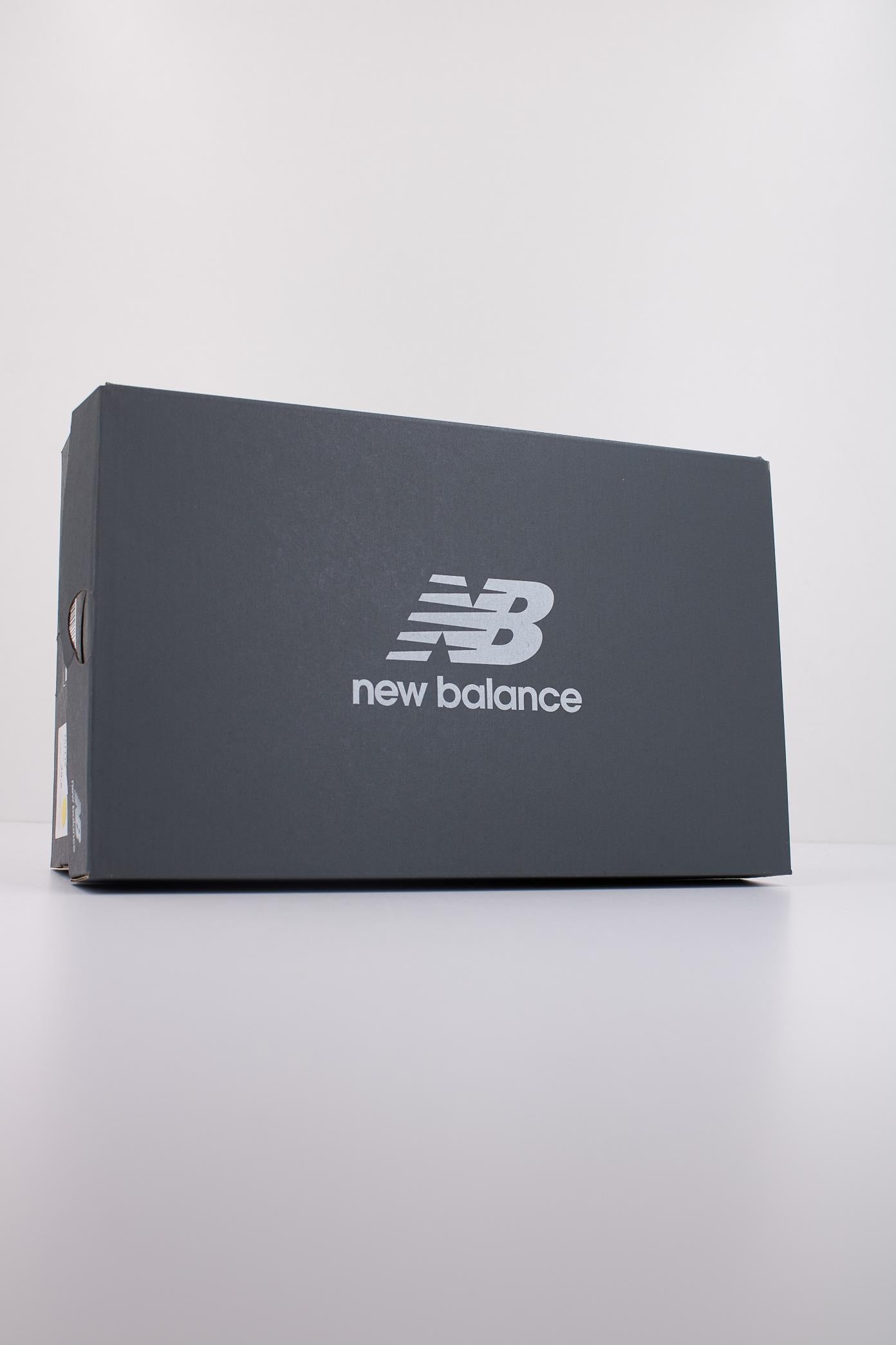 NEW BALANCE U  en color BLANCO  (6)