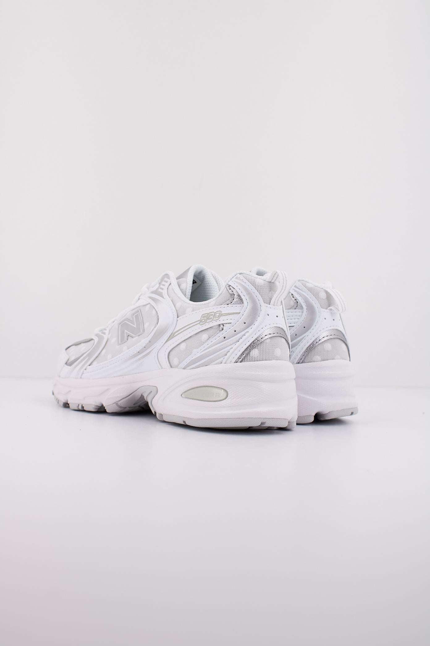 NEW BALANCE U HFW en color BLANCO  (4)