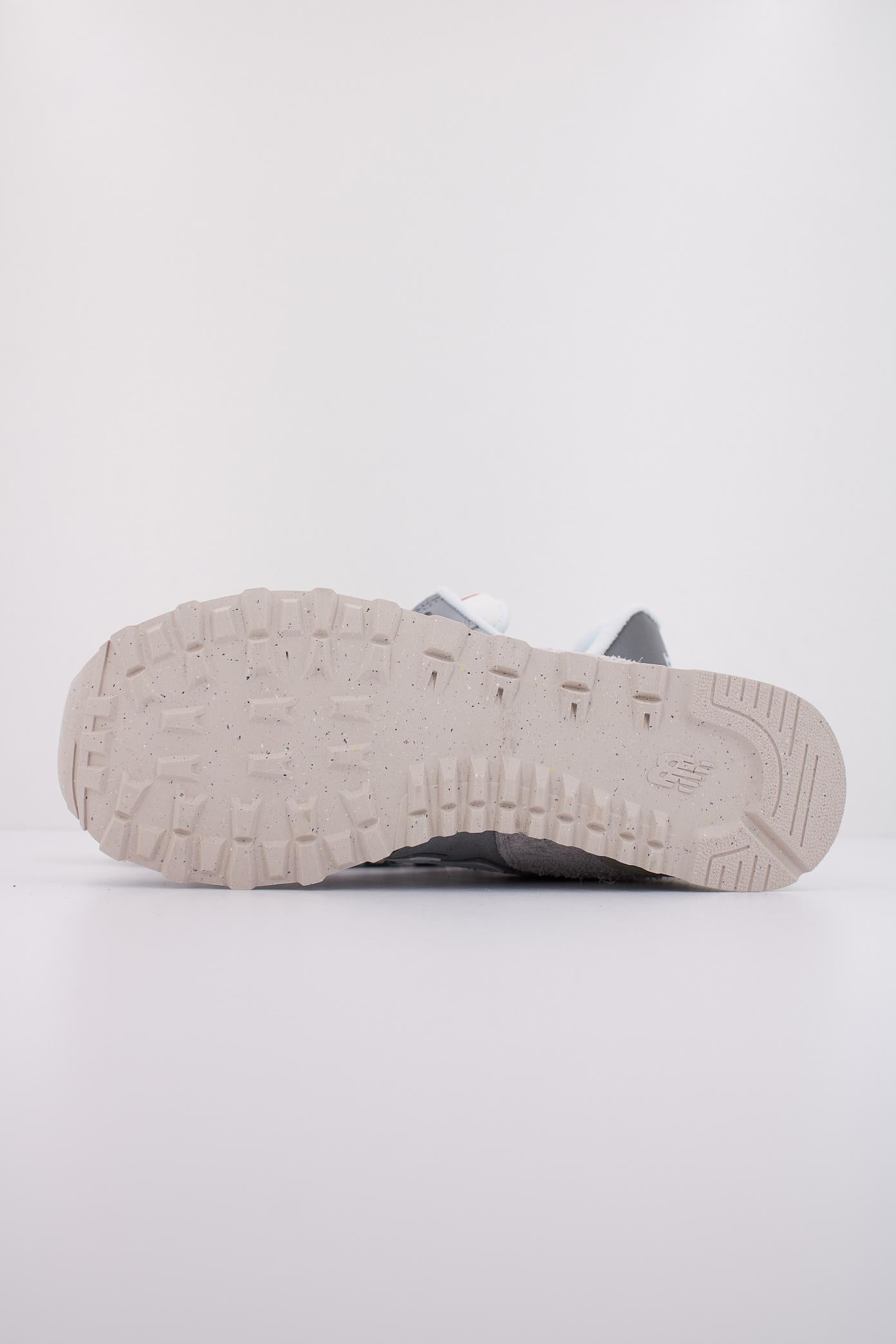 NEW BALANCE U  en color GRIS  (5)
