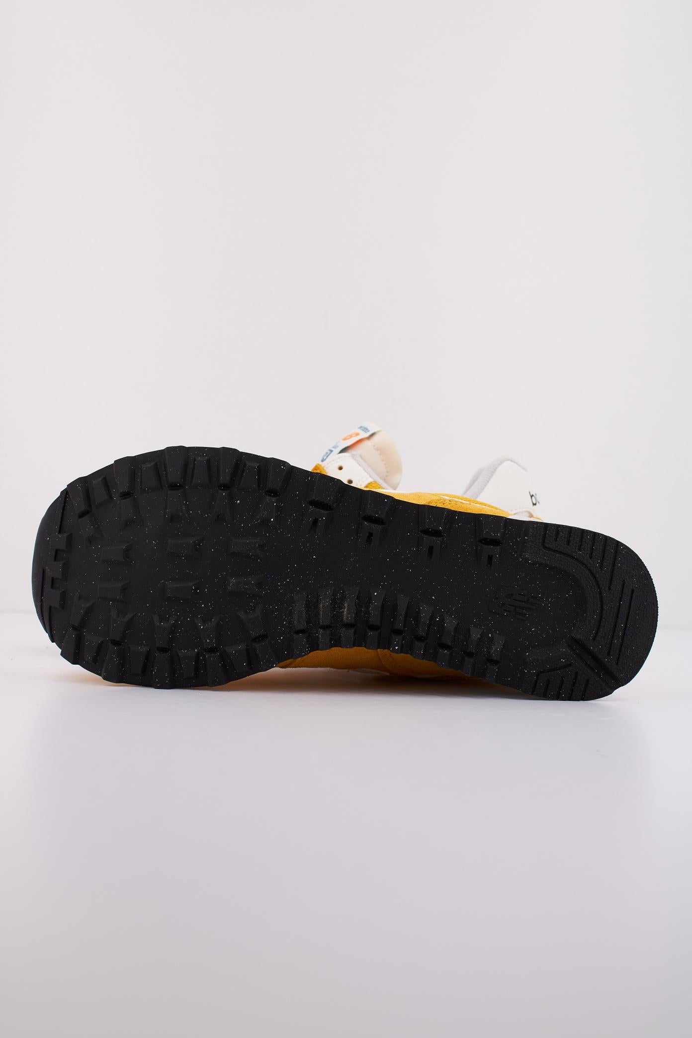 NEW BALANCE U VPY en color AMARILLO  (5)