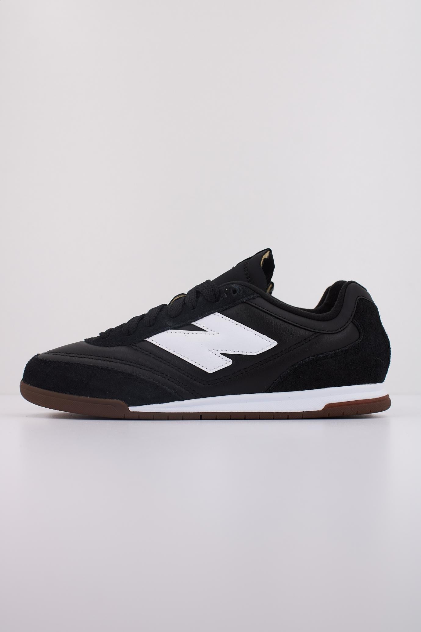 NEW BALANCE URC  en color NEGRO  (1)