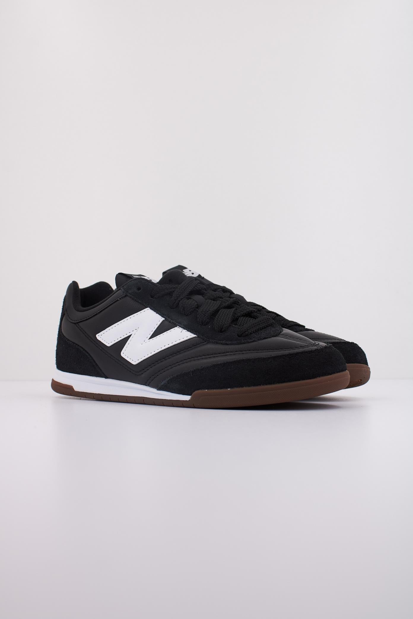 NEW BALANCE URC  en color NEGRO  (2)