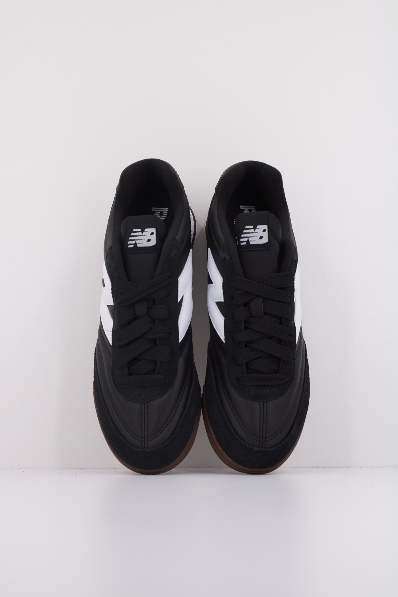 NEW BALANCE URC  en color NEGRO  (3)