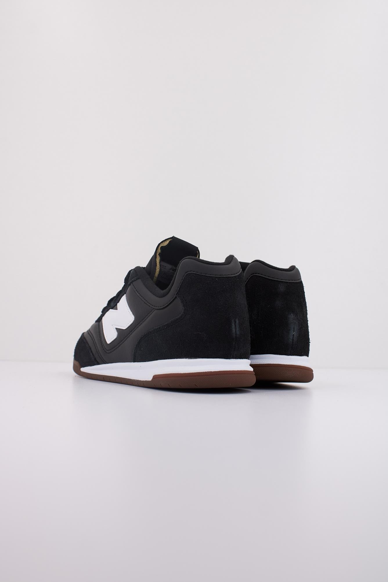 NEW BALANCE URC  en color NEGRO  (4)