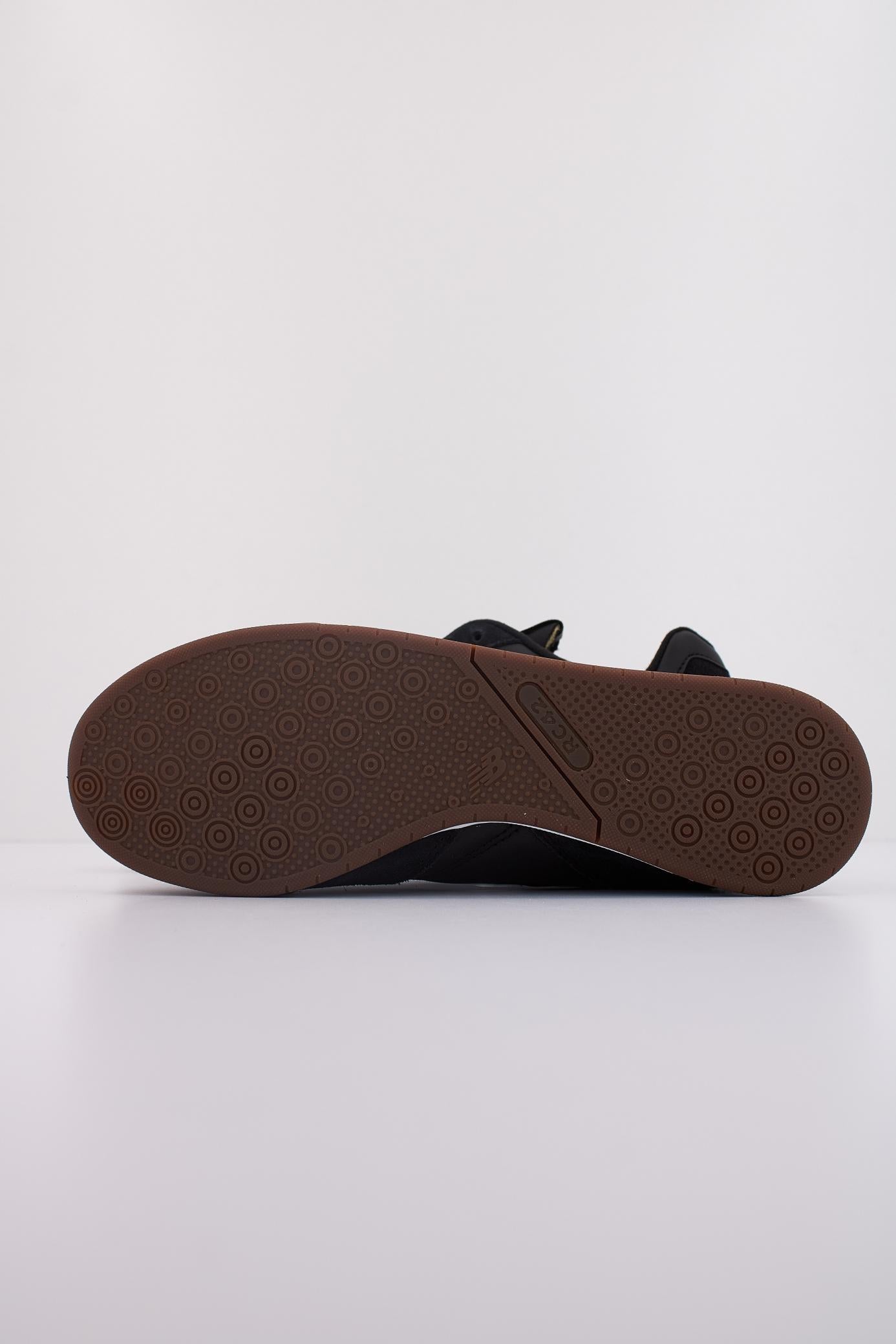NEW BALANCE URC  en color NEGRO  (5)