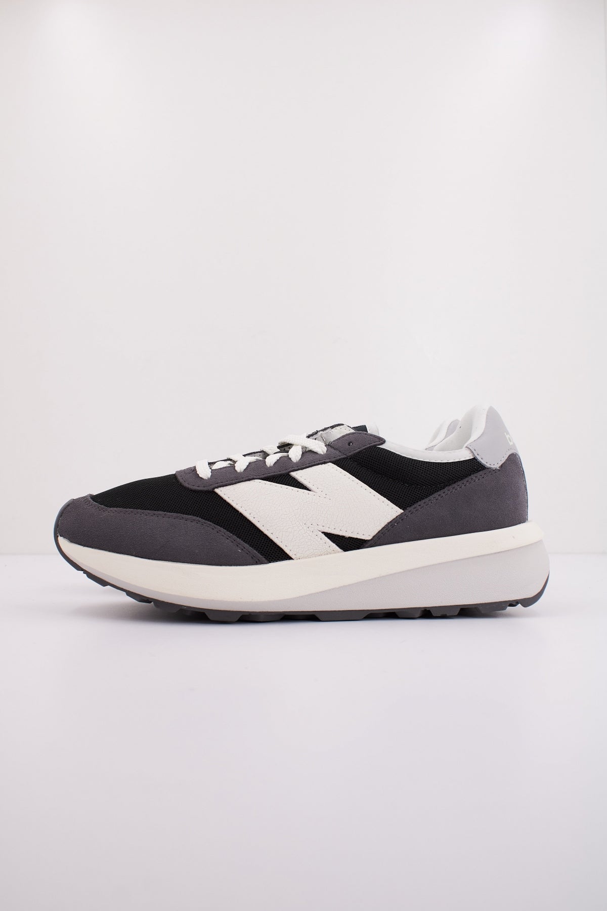 NEW BALANCE U  en color GRIS  (1)