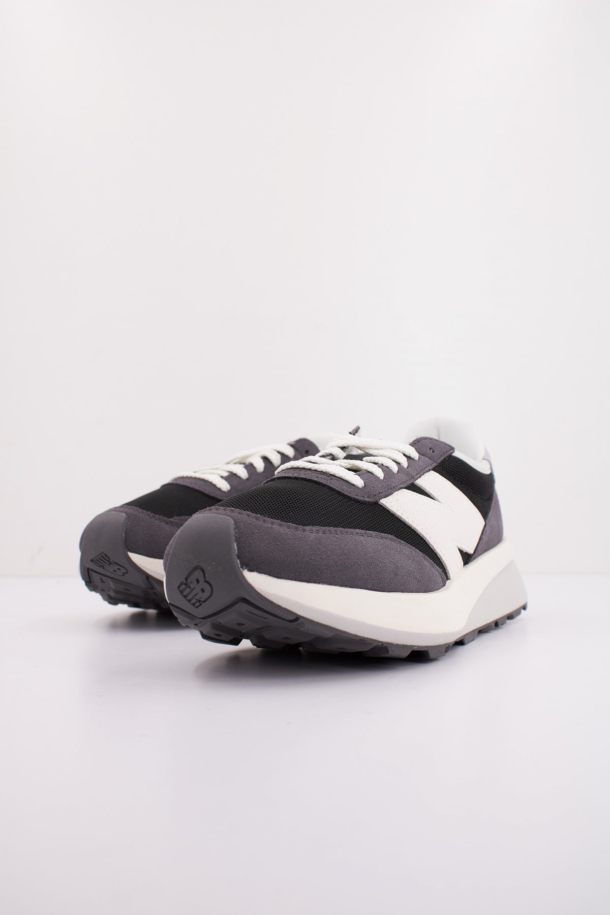 NEW BALANCE U  en color GRIS  (2)
