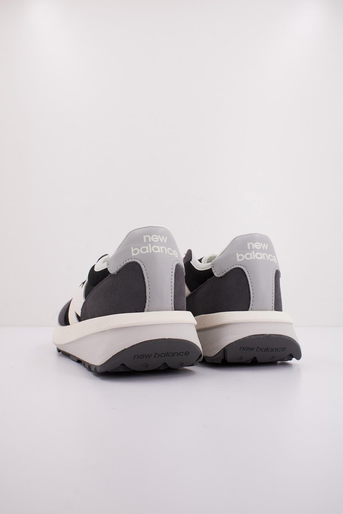 NEW BALANCE U  en color GRIS  (4)