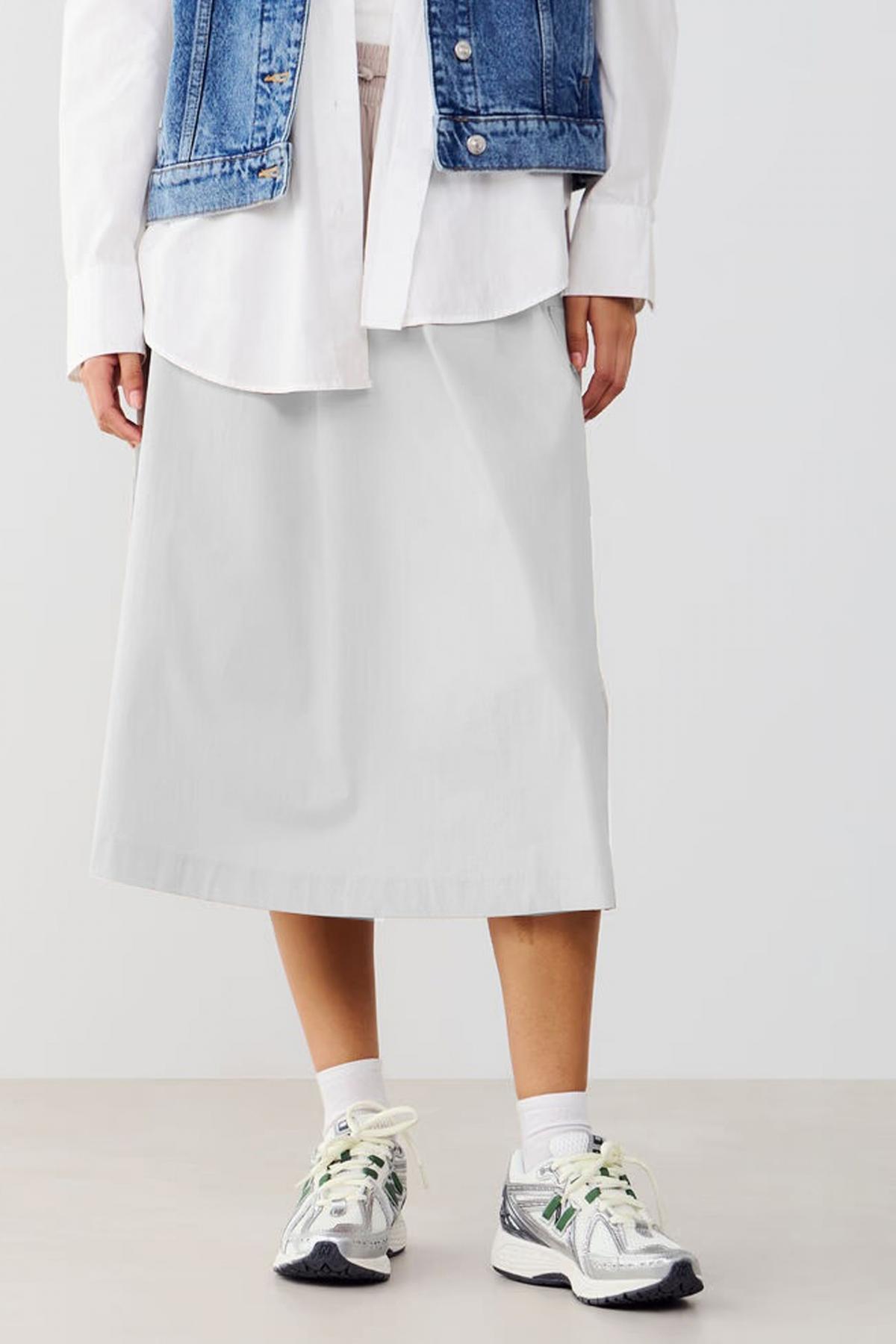 NEW BALANCE MIDI CARGO SKIRT en color GRIS  (1)