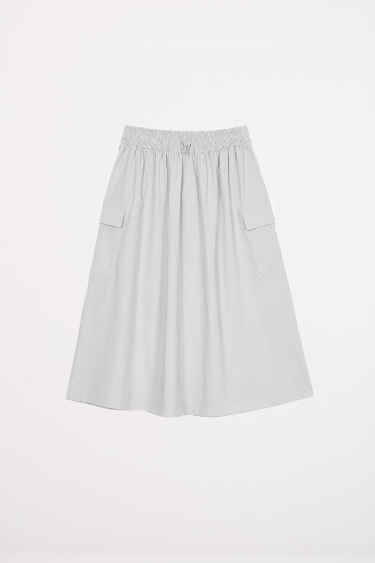 NEW BALANCE MIDI CARGO SKIRT en color GRIS  (2)