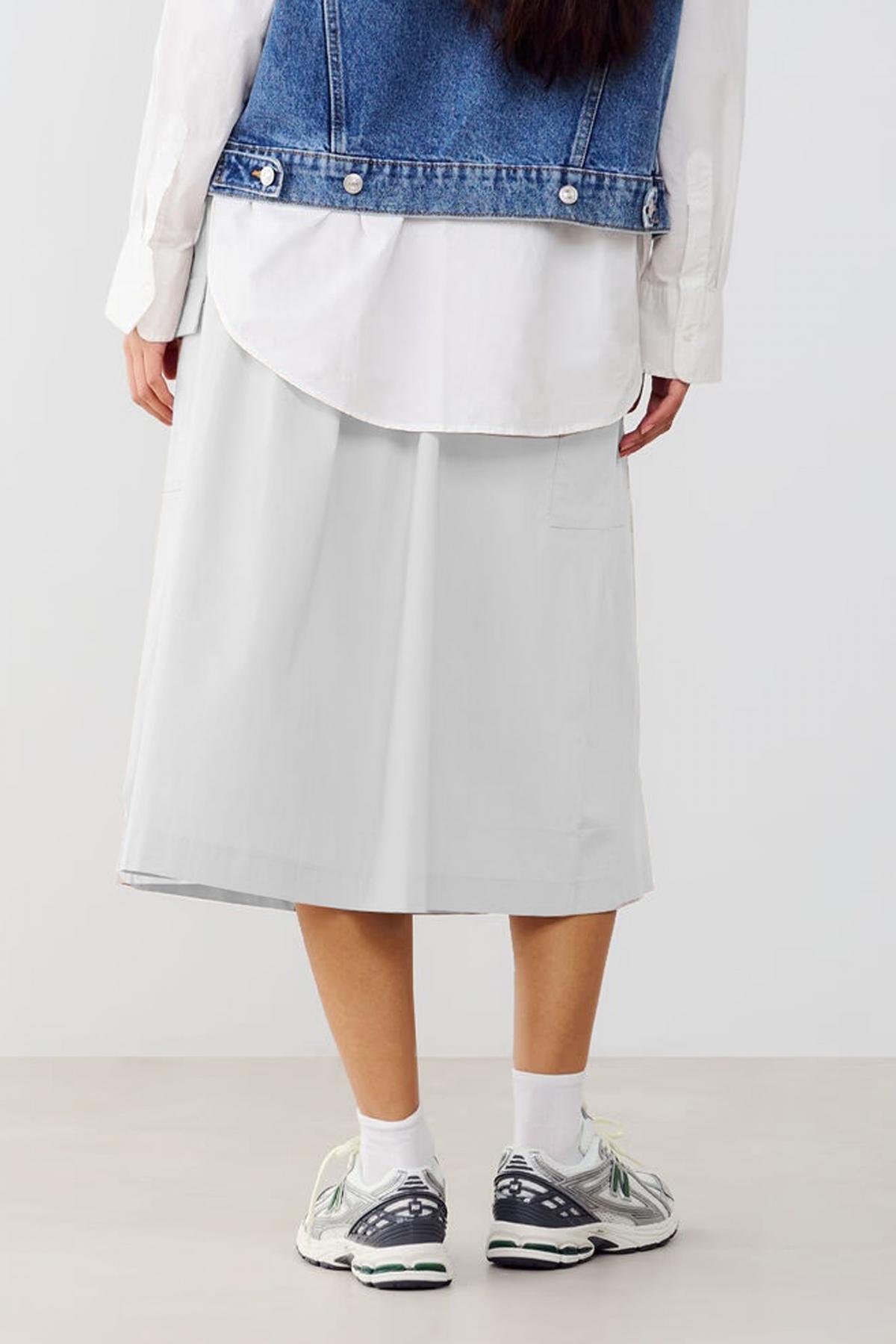 NEW BALANCE MIDI CARGO SKIRT en color GRIS  (3)