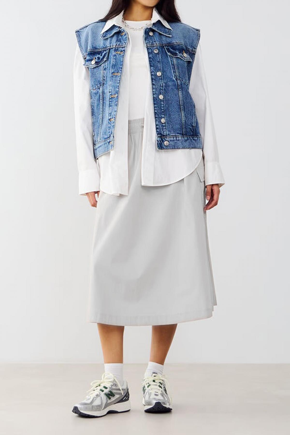 NEW BALANCE MIDI CARGO SKIRT en color GRIS  (4)