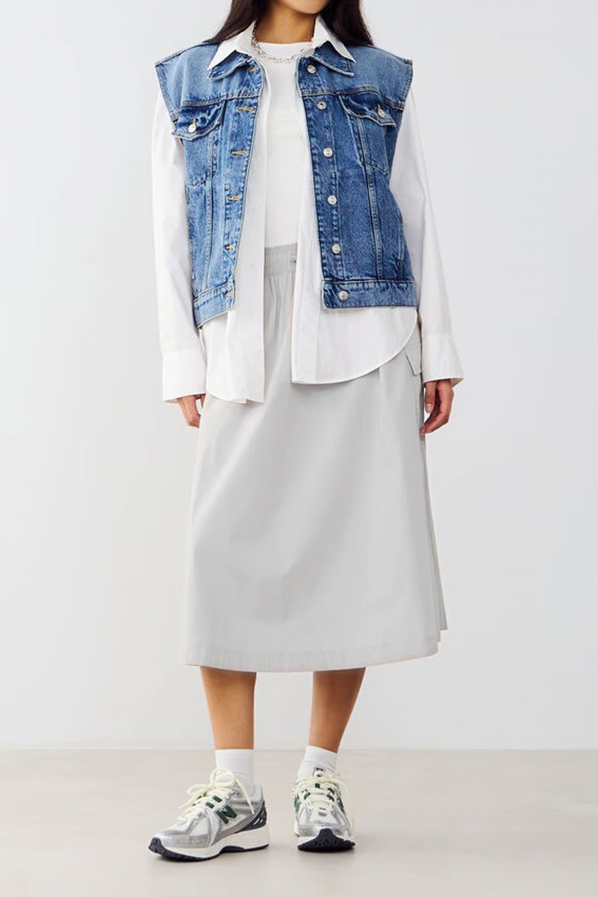 NEW BALANCE MIDI CARGO SKIRT en color GRIS  (4)