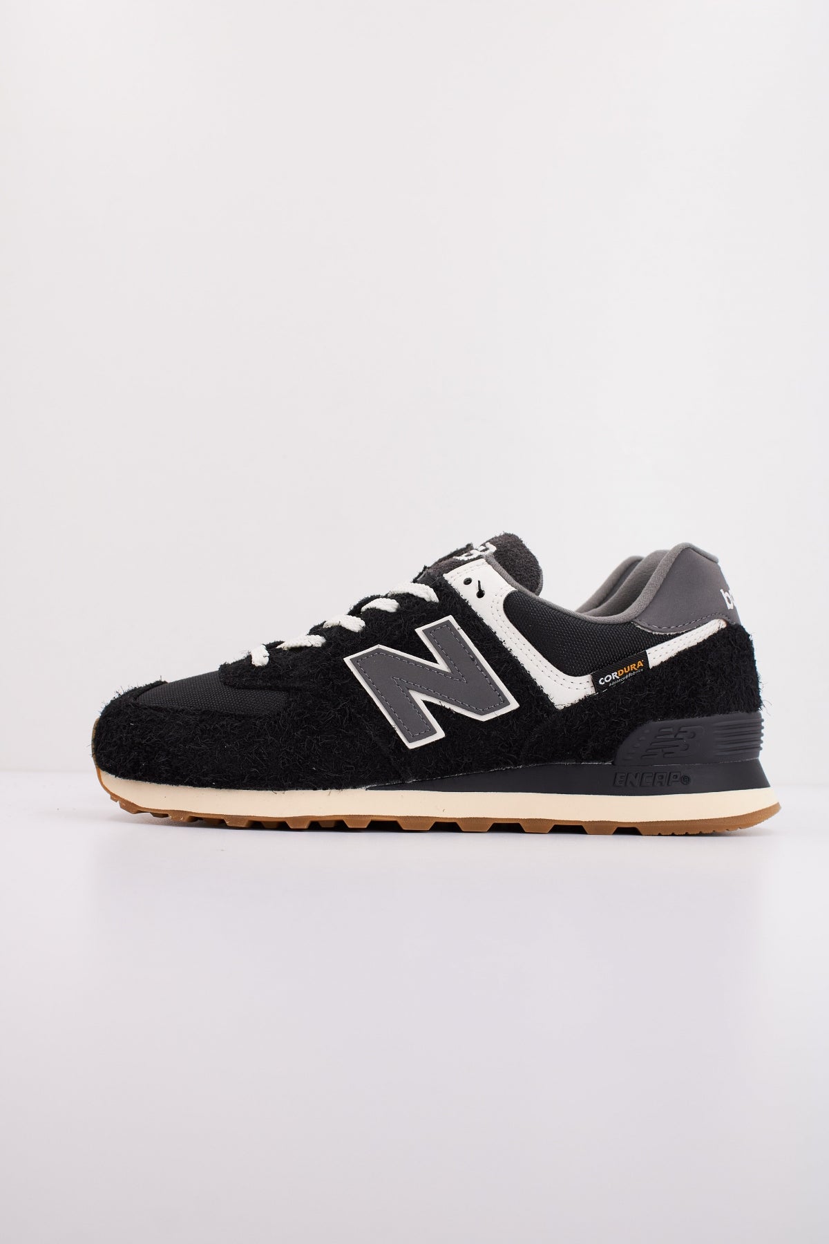 NEW BALANCE U RUS  en color NEGRO  (1)