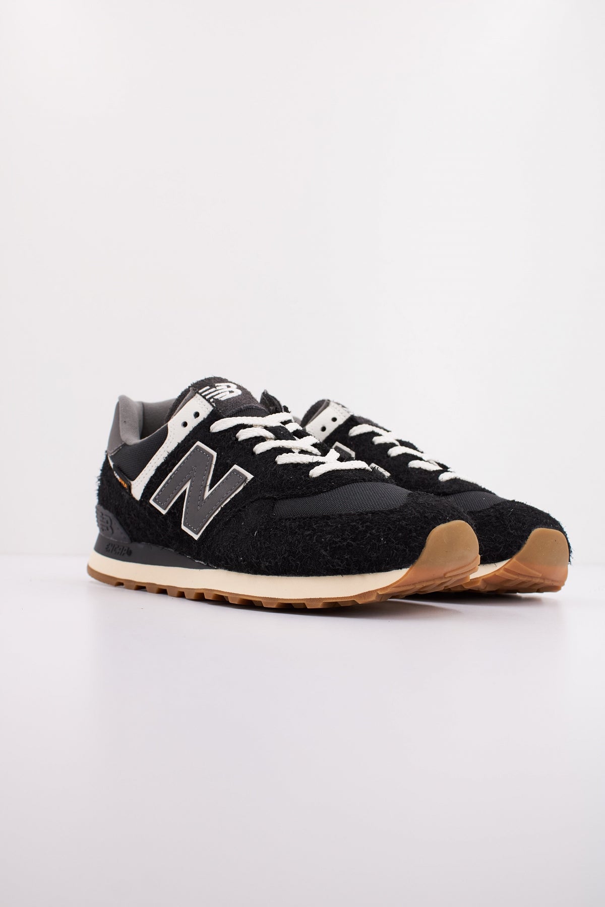 NEW BALANCE U RUS  en color NEGRO  (2)