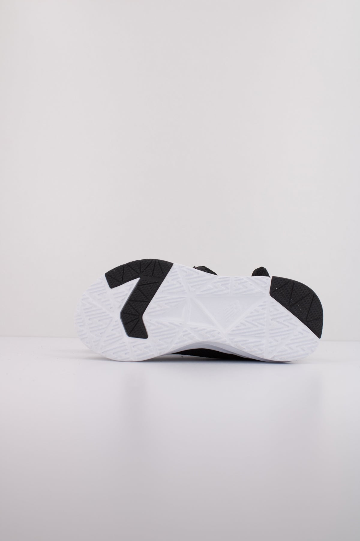 NEW BALANCE PT en color NEGRO  (5)