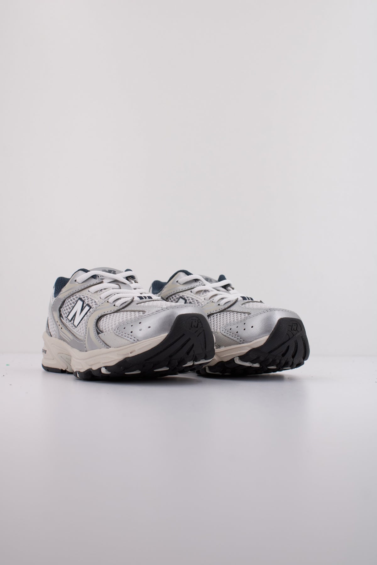 NEW BALANCE PZ  en color PLATA  (2)