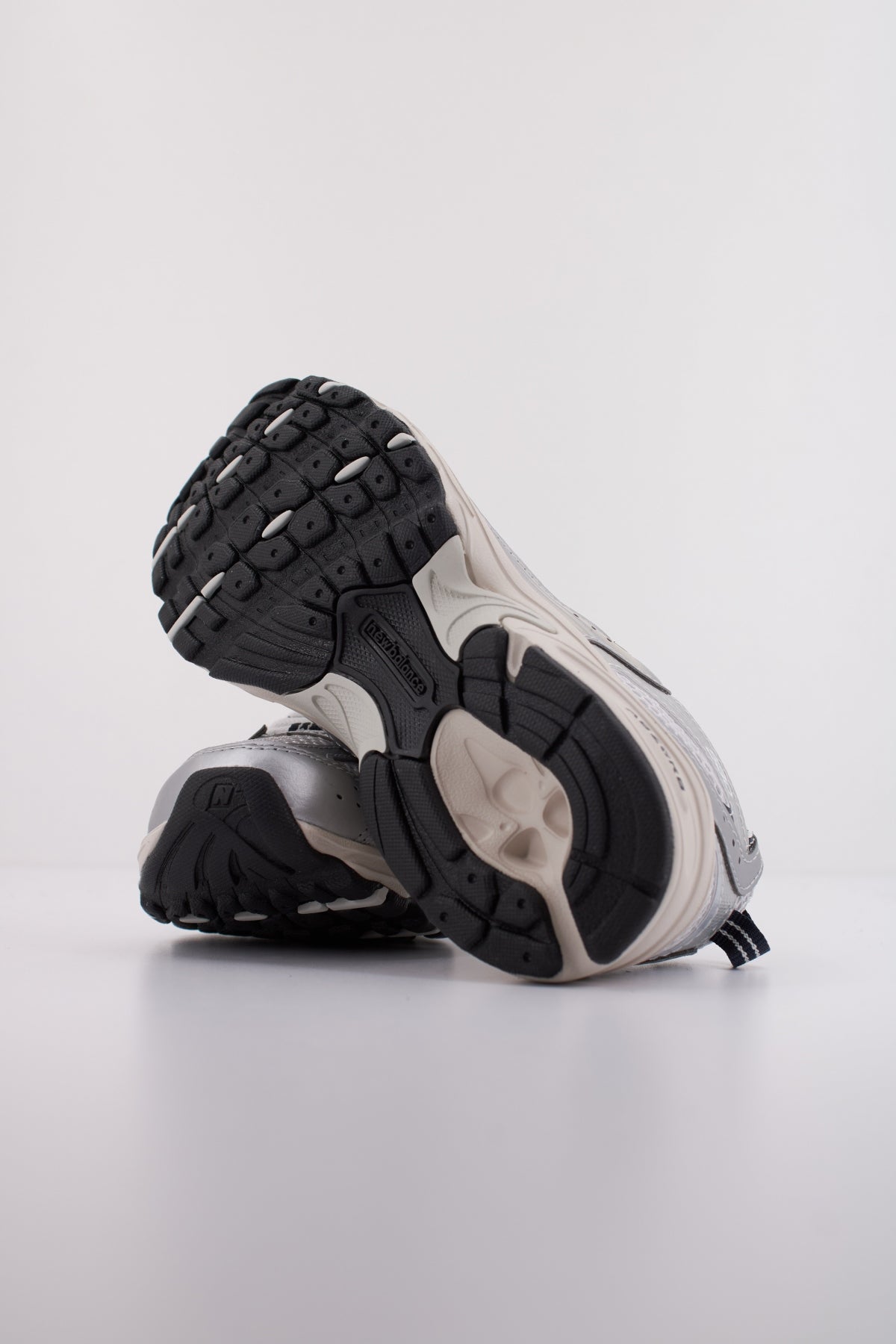 NEW BALANCE PZ  en color PLATA  (5)