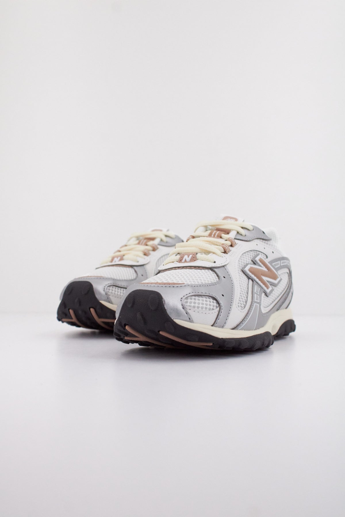 NEW BALANCE UL SWA en color PLATA  (2)